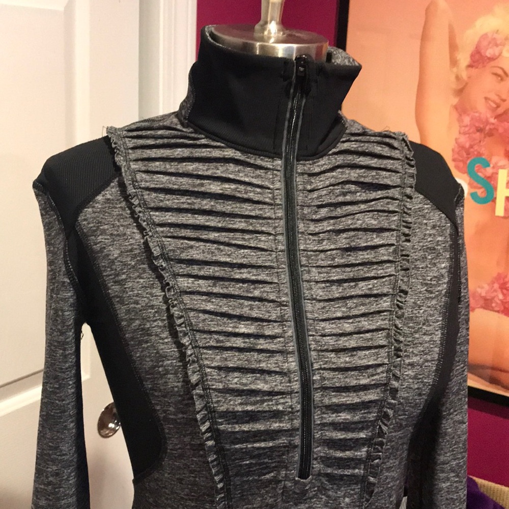 lululemon 🍋 grey 1/4 zip, 6 EUC
